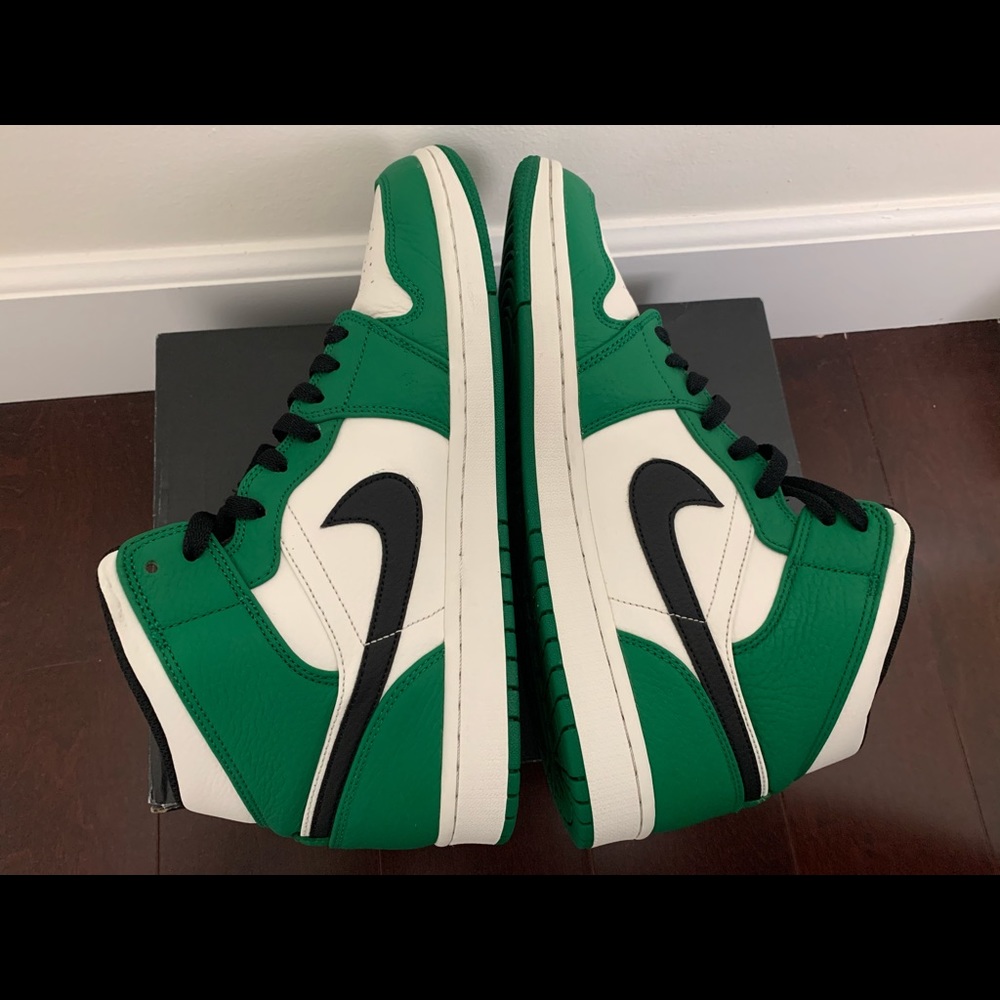Jordan Mens AJ 1 Mid SE Basketball Shoes.